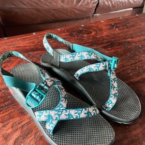 Excellent condition womens chacos size 11 can fit 10.5 as well.